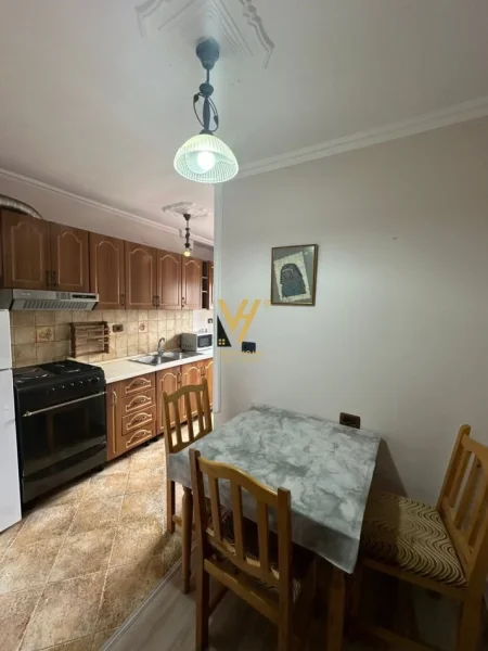 Tirane, jepet me qera apartament 1+1+Ballkon Kati 5, 60 m² 600 € (MYSLYM SHYRI)