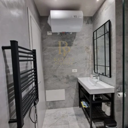 Tirane, jepet me qera apartament 1+1+Ballkon Kati 3, 70 m² 700 € (Kopeshti Zoologjik)
