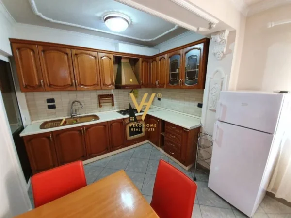 Tirane, jepet me qera apartament 1+1+Ballkon Kati 5, 60 m² 600 € (MYSLYM SHYR)