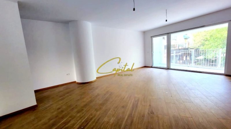 Tirane, jepet me qera zyre Kati 1, 130 m² 1.350 € (STADIUMI AIR ALBANIA)