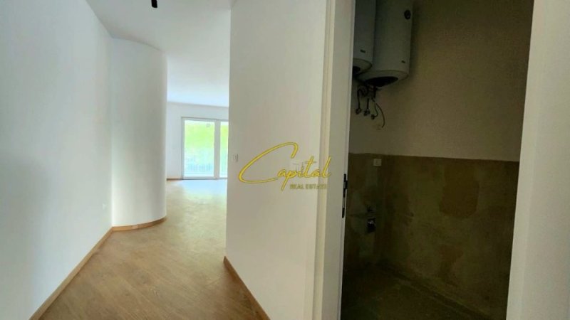 Tirane, jepet me qera zyre Kati 1, 130 m² 1.350 € (STADIUMI AIR ALBANIA)