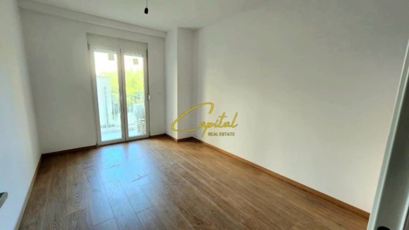 Tirane, jepet me qera zyre Kati 1, 130 m² 1.350 € (STADIUMI AIR ALBANIA)