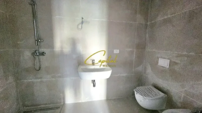 Tirane, jepet me qera zyre Kati 1, 130 m² 1.350 € (STADIUMI AIR ALBANIA)