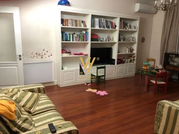 Tirane, jepet me qera apartament 2+1+Ballkon Kati 2, 110 m² 700 € (STACIONI I TRENIT)