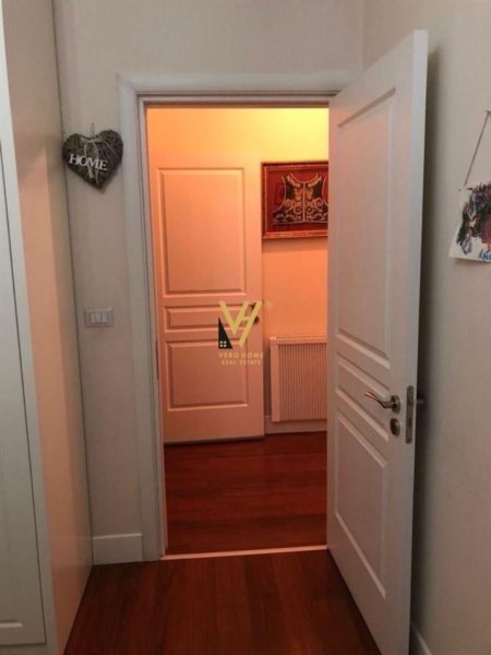 Tirane, jepet me qera apartament 2+1+Ballkon Kati 2, 110 m² 650 € (STACIONI I TRENIT)