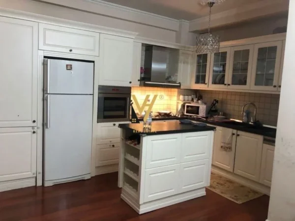 Tirane, jepet me qera apartament 2+1+Ballkon Kati 2, 110 m² 700 € (STACIONI I TRENIT)