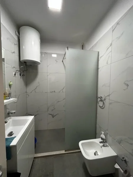 Tirane, jepet me qera apartament 1+1 Kati 8, 67 m² 600 € (rruga don bosko)