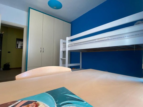 Tirane, jepet me qera apartament 2+1 Kati 5, 120 m² 850 € (Pazari i Ri, Rruga Hoxha Tasim)