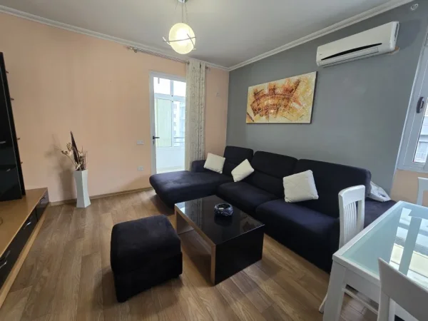 Tirane, jepet me qera apartament 2+1+Ballkon Kati 5, 105 m² 500 € (Yzberisht)