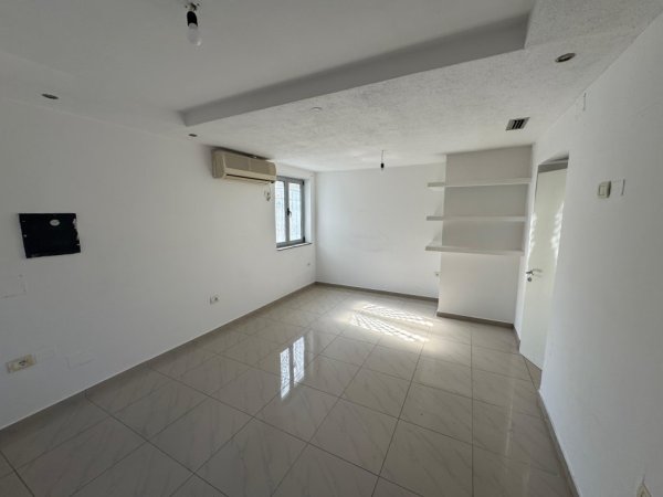 Tirane, jepet me qera apartament 3+1 Kati 1, 97 m² 800 € (Mine Peza)