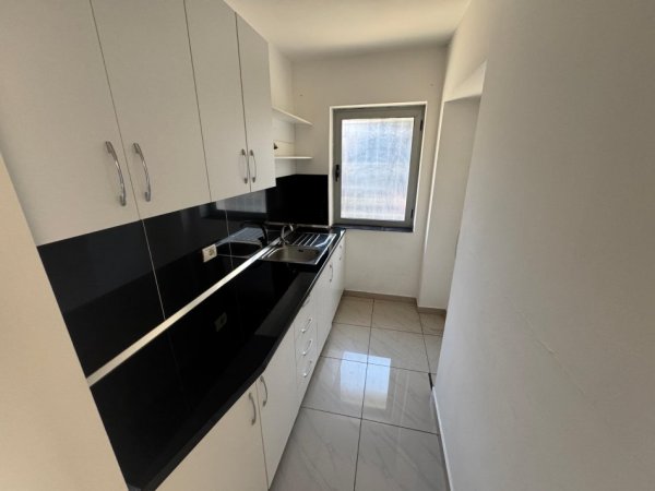 Tirane, jepet me qera apartament 3+1 Kati 1, 97 m² 800 € (Mine Peza)