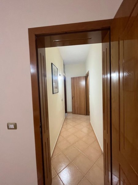 Tirane, jepet me qera Vile 1+1 Kati 2, 64 m² 350 € (Rruga e Kavajes)