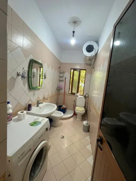 Tirane, jepet me qera Vile 1+1 Kati 2, 64 m² 350 € (Rruga e Kavajes)