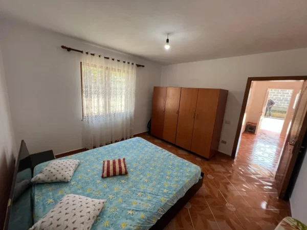 Tirane, jepet me qera apartament 2+1+Ballkon Kati 0, 400 m² 800 € (misto mame)