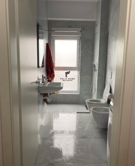 Tirane, jepet me qera apartament 2+1+Ballkon Kati 3, 70 m² 500 € (ALI DEMI)