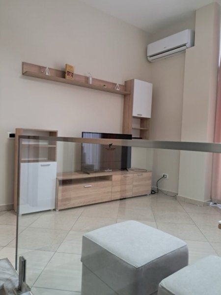 Tirane, jepet me qera apartament 2+1+Ballkon Kati 2, 90 m² 500 € (LIQENI ARTIFICIAL)