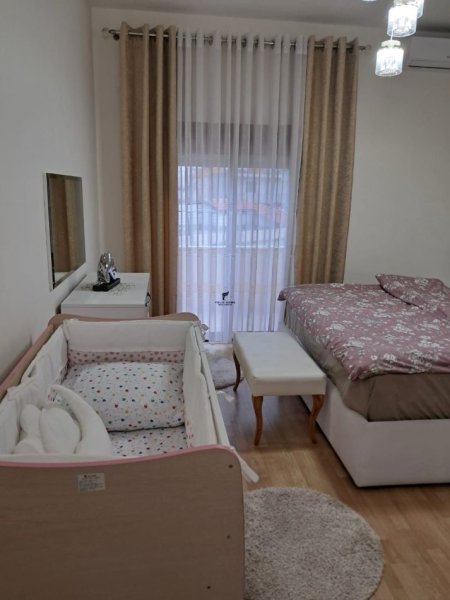 Tirane, jepet me qera apartament 2+1+Ballkon Kati 2, 90 m² 500 € (LIQENI ARTIFICIAL)