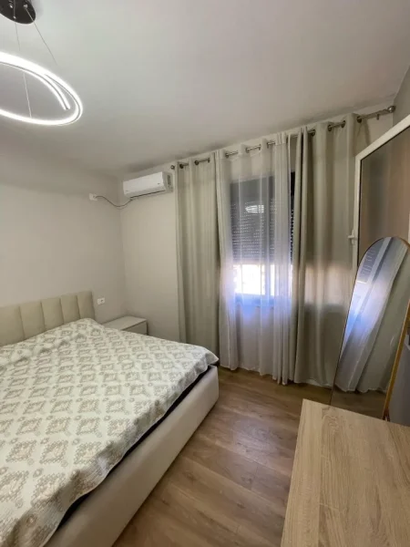 Tirane, jepet me qera apartament 2+1+Ballkon Kati 4, 90 m² 750 € (Rruga e Kavajes)