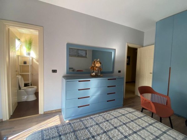 Tirane, jepet me qera apartament 2+1 Kati 5, 120 m² (Rruga Hoxha Tahsim)