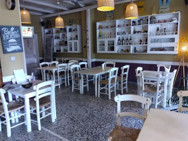 Tirane, jepet me qera dyqan Kati 0, 35 m² 700 € (don bosko)