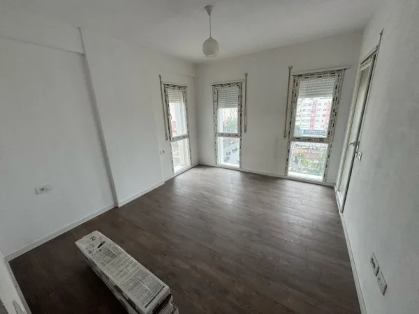 Tirane, jepet me qera apartament 2+1 Kati 6, 98 m² 400 € (ish dogana)