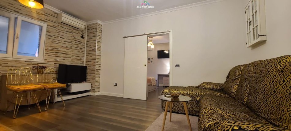 Tirane, jepet me qera apartament 1+1+Ballkon Kati 4, 65 m² 620 € (komuna e parisit)