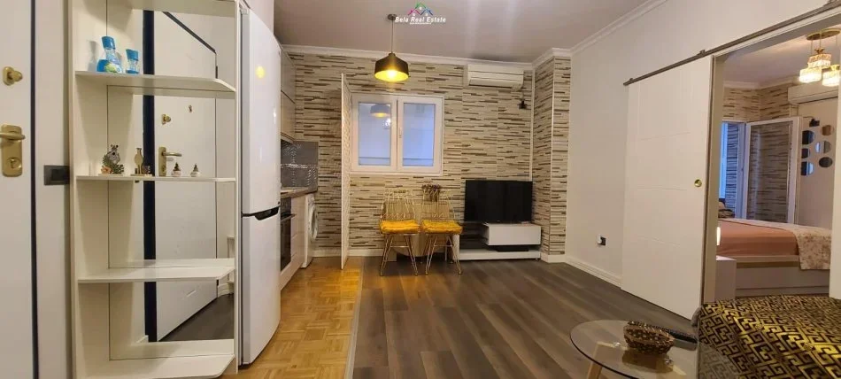 Tirane, jepet me qera apartament 1+1+Ballkon Kati 4, 65 m² 620 € (komuna e parisit)