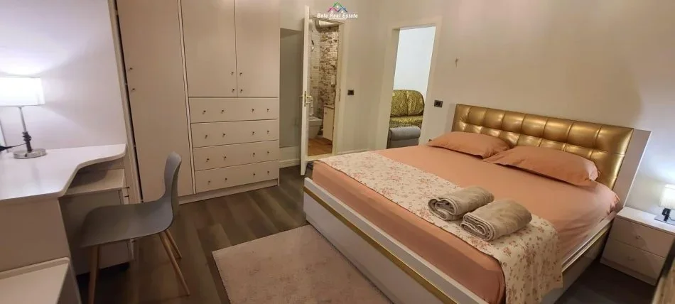 Tirane, jepet me qera apartament 1+1+Ballkon Kati 4, 65 m² 620 € (komuna e parisit)