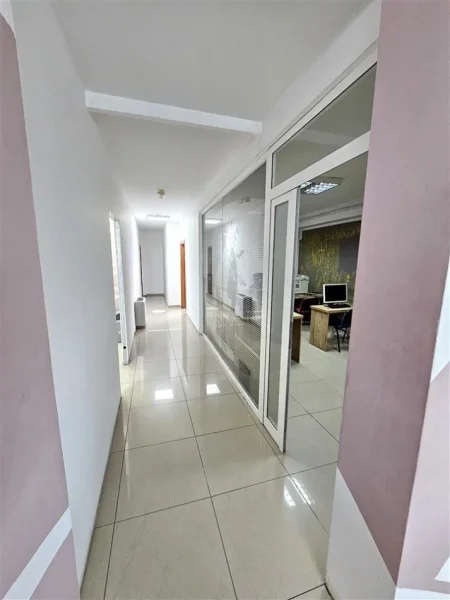 Tirane, jepet me qera zyre Kati 5, 300 m² 3.000 € (SELVIA QENDER)