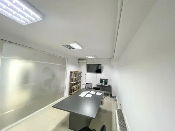 Tirane, jepet me qera zyre Kati 5, 300 m² 3.000 € (SELVIA QENDER)