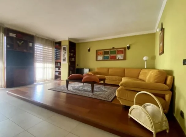 Tirane, jepet me qera apartament 2+1 Kati 5, 120 m² 850 € (Hoxha Tahsim)