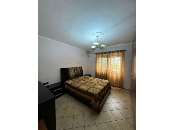 Tirane, jepet me qera apartament 1+1 Kati 3, 75 m² 550 € (Rruga e Barrikadave)