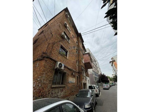 Tirane, jepet me qera apartament 1+1 Kati 3, 75 m² 550 € (Rruga e Barrikadave)