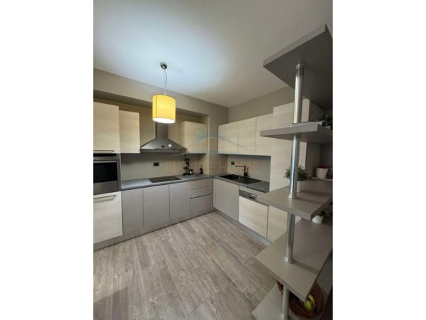 Tirane, jepet me qera apartament 2+1 Kati 5, 103 m² 1.500 € (BLLOK, PRANE RRUGES KRYESORE)