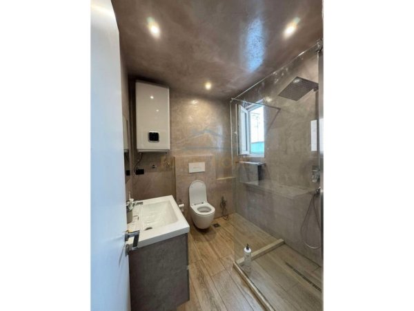 Tirane, jepet me qera apartament 2+1 Kati 5, 103 m² 1.500 € (BLLOK, PRANE RRUGES KRYESORE)