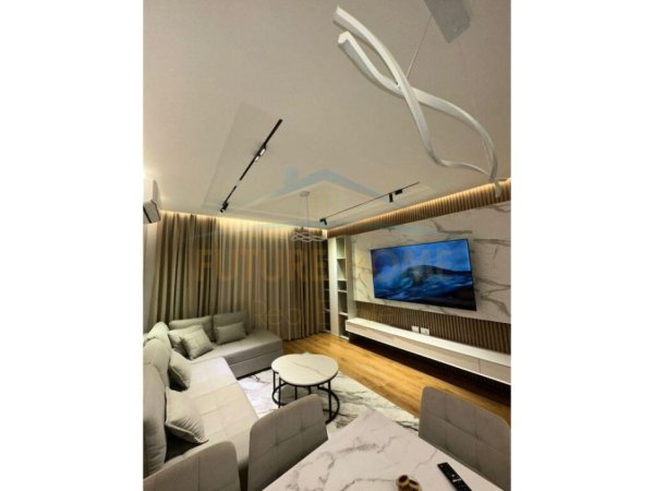 Tirane, jepet me qera apartament 2+1 Kati 7, 100 m² 1.000 € (Porcelan)