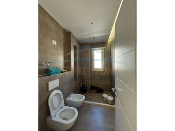 Tirane, jepet me qera apartament 2+1 Kati 7, 100 m² 1.000 € (Porcelan)
