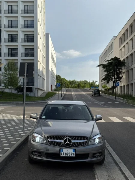 Tirane, jap me qera makine Mercedes Benz C200 CDI Nafte, gri e erret automatik Klima 260.000 km 30 €