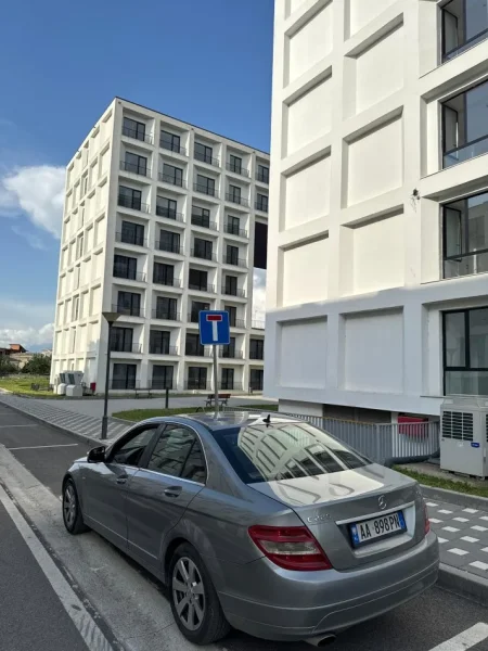 Tirane, jap me qera makine Mercedes Benz C200 CDI Nafte, gri e erret automatik Klima 260.000 km 30 €