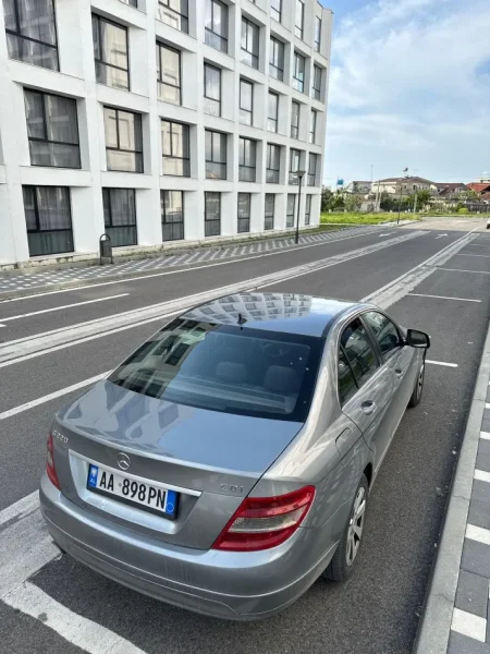 Tirane, jap me qera makine Mercedes Benz C200 CDI Nafte, gri e erret automatik Klima 260.000 km 30 €