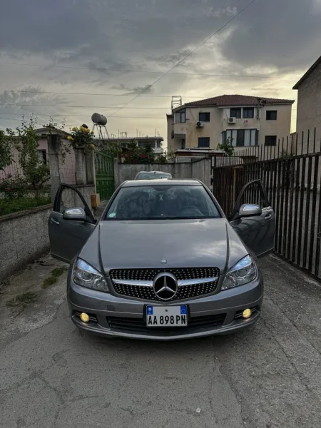 Tirane, jap me qera makine Mercedes Benz C200 CDI Nafte, gri e erret automatik Klima 260.000 km 30 €