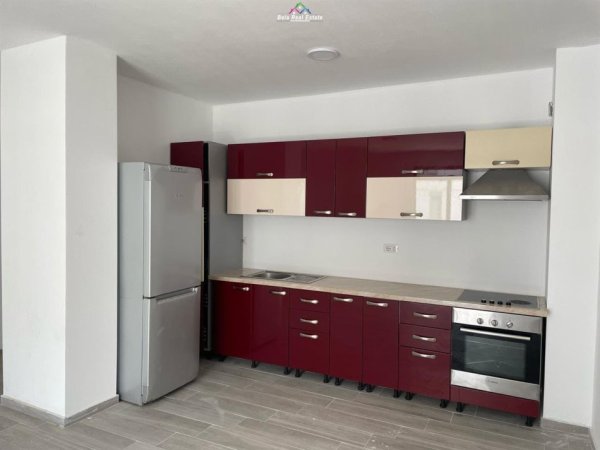 Tirane, jepet me qera apartament 3+1 Kati 3, 117 m² 450 € (5 maji)