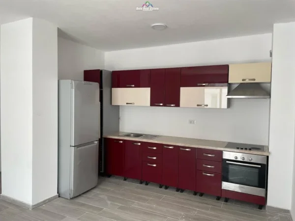 Tirane, jepet me qera apartament 3+1 Kati 3, 117 m² 450 € (5 maji)