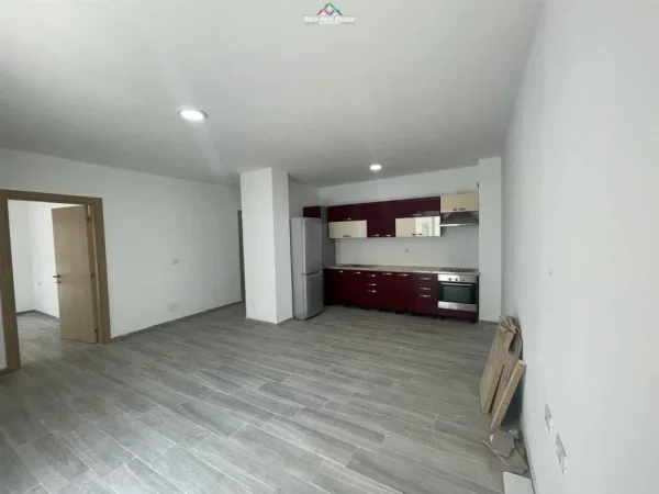 Tirane, jepet me qera apartament 3+1 Kati 3, 117 m² 450 € (5 maji)
