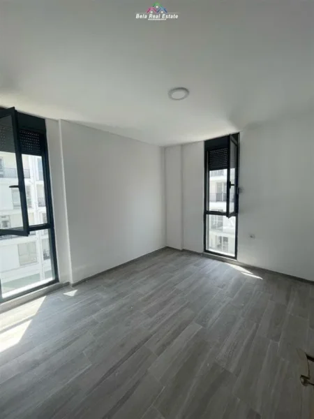 Tirane, jepet me qera apartament 3+1 Kati 3, 117 m² 450 € (5 maji)
