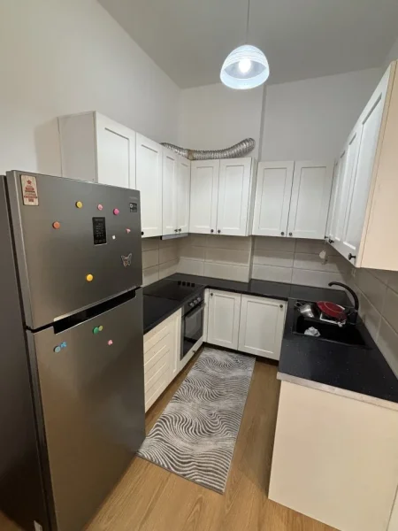 Tirane, jepet me qera apartament 1+1+Ballkon Kati 8, 85 m² 400 € (Rruga Milto Sotir Gura)