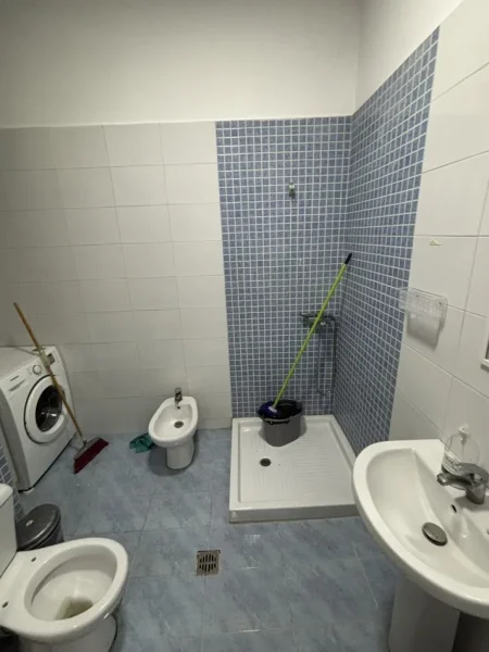 Tirane, jepet me qera apartament 1+1+Ballkon Kati 8, 85 m² 400 € (Rruga Milto Sotir Gura)
