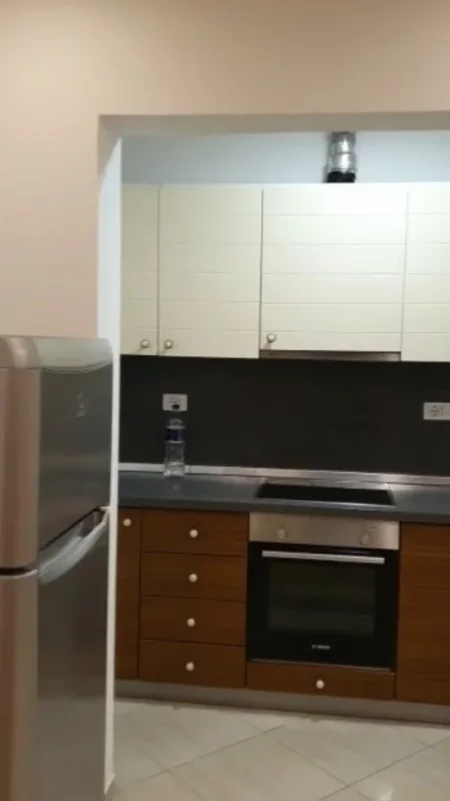 Tirane, jepet me qera apartament 1+1+Ballkon Kati 3, 60 m² 400 € (Xhamlliku)