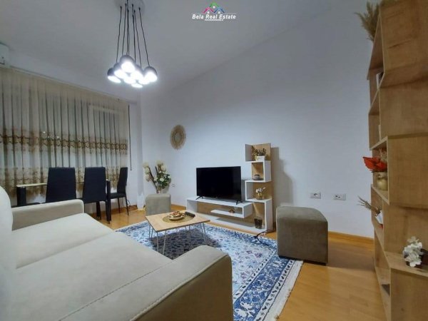 Tirane, jepet me qera apartament 2+1+Ballkon Kati 3, 80 m² 700 € (selvia)