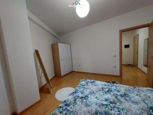 Tirane, jepet me qera apartament 2+1+Ballkon Kati 3, 80 m² 700 € (selvia)